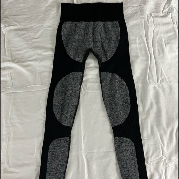 Seamless style leggings. Black and grey color. Never used. - Picture 2 of 5